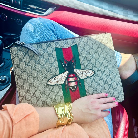 💚❤️ GUCCI ❤️💚 Bee Wristlet Clutch (RARE) - Picture 2 of 9